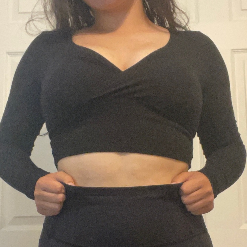 BLACK LS CROP TOP